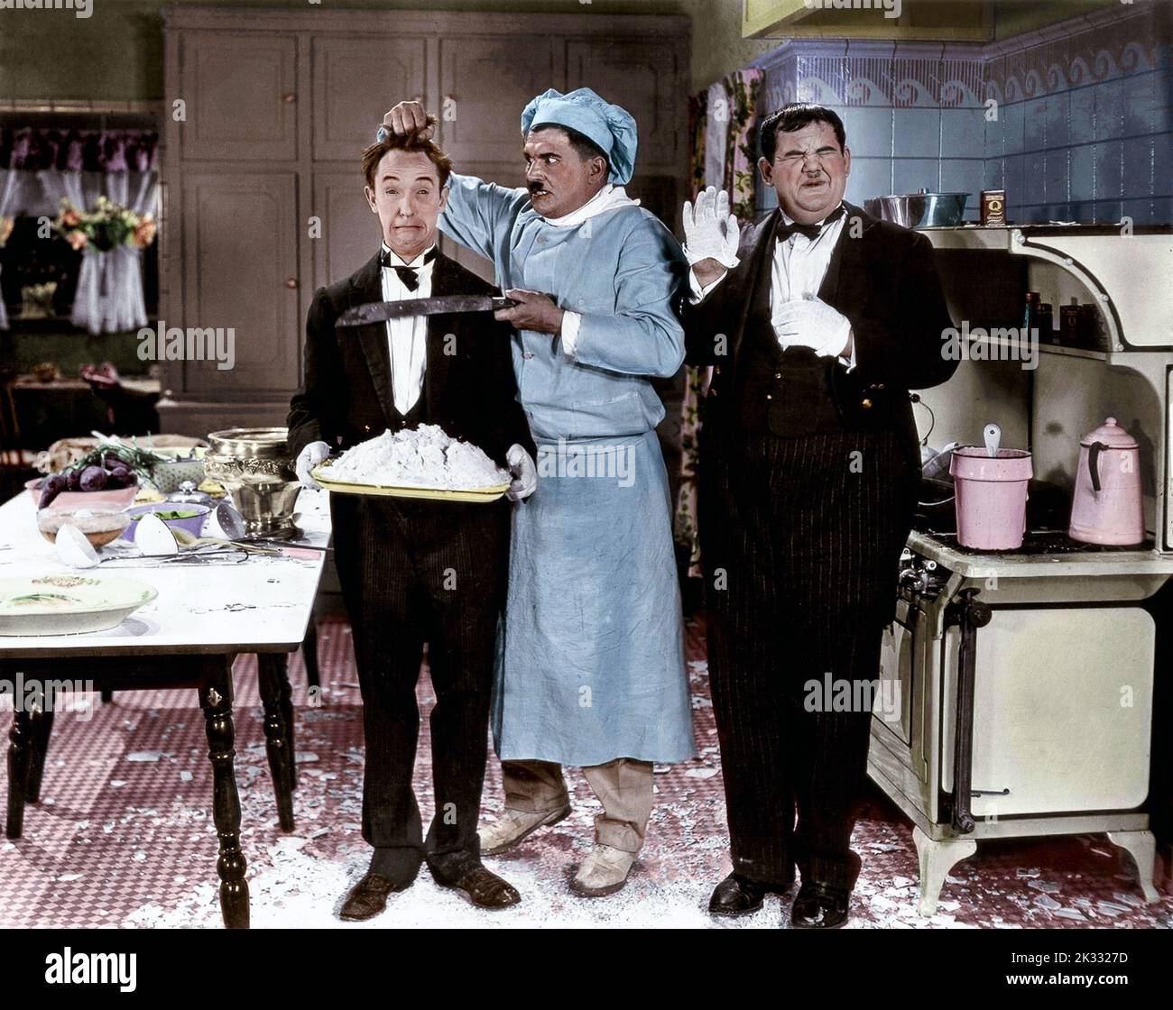 Stan Laurel y Oliver Hardy en la escena cinematográfica 'De la sopa a las nueces' 1928 Foto de stock