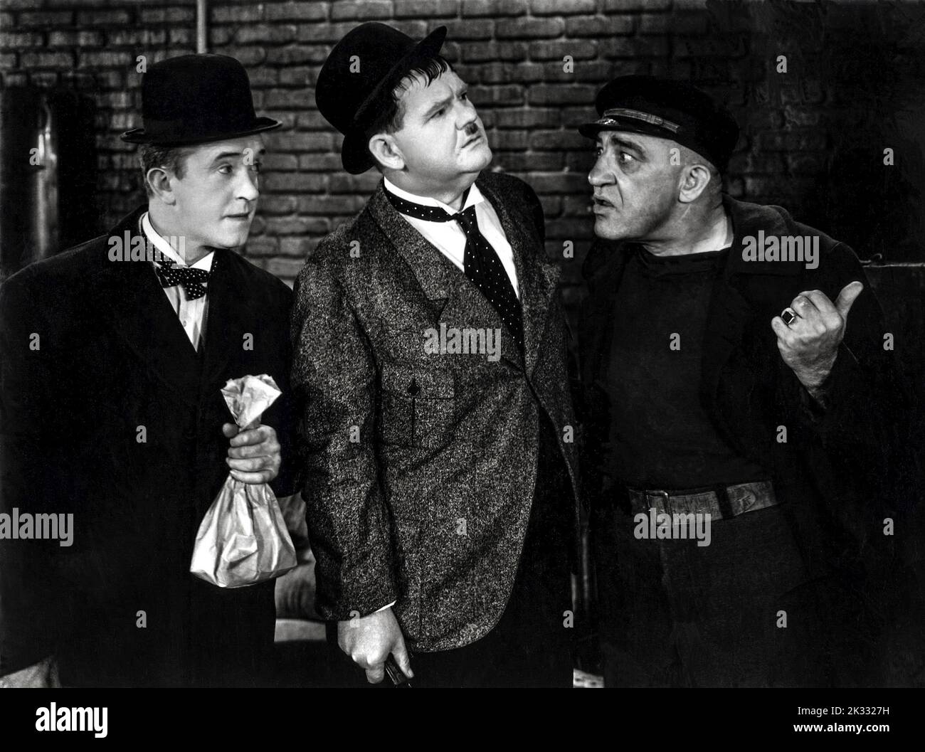 Stan Laurel y Oliver Hardy en la escena cinematográfica 'The Live Ghost' 1934 Foto de stock