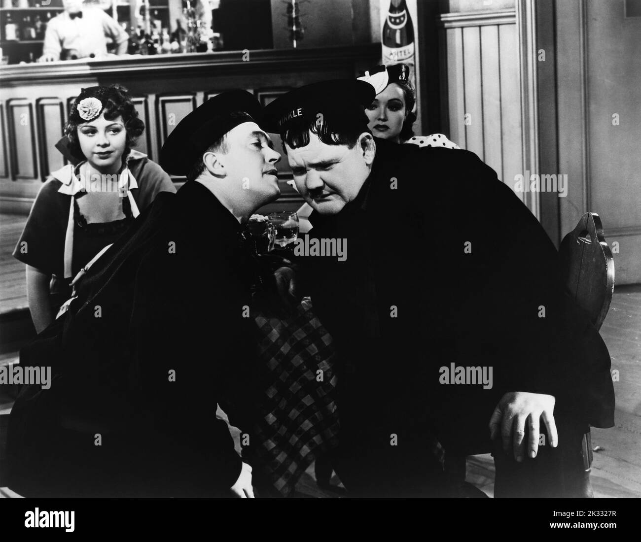 Stan Laurel y Oliver Hardy en la escena cinematográfica 'Our realtions' 1937 Foto de stock