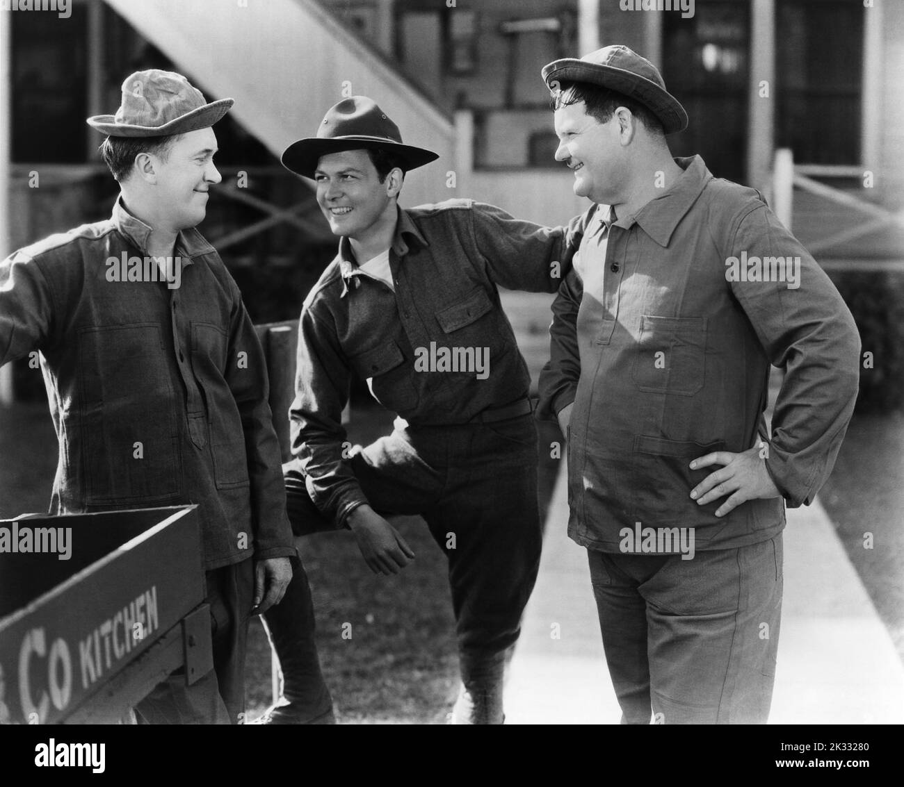 Stan Laurel y Oliver Hardy en la escena cinematográfica 'Empaque sus Problemas' 1932 Foto de stock