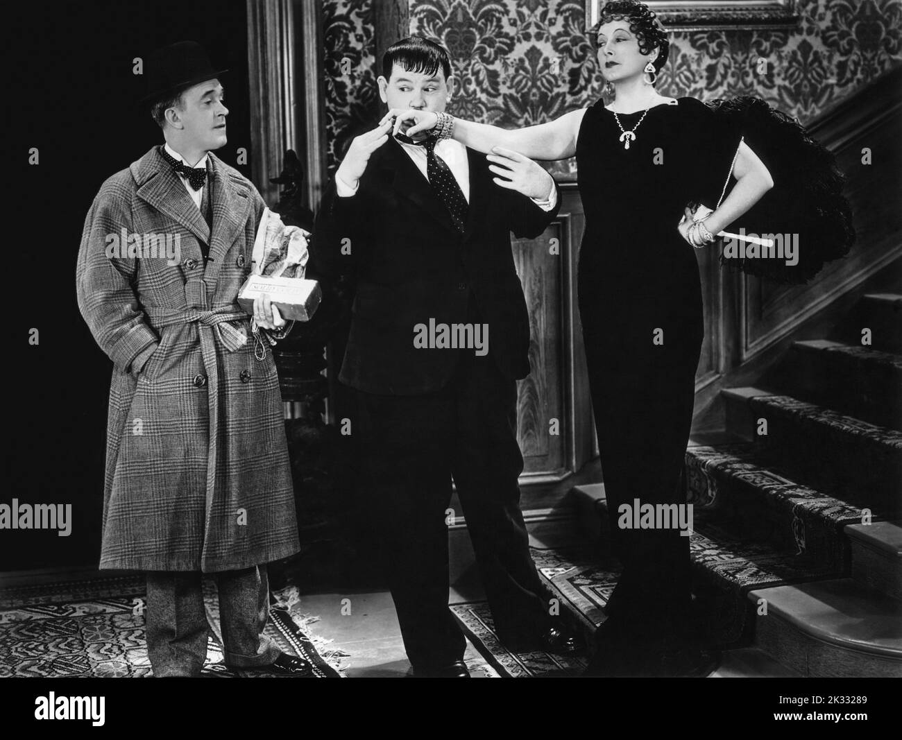Stan Laurel y Oliver Hardy en la escena cinematográfica 'La vida privada de Oliver los Ocho' 1934 Foto de stock