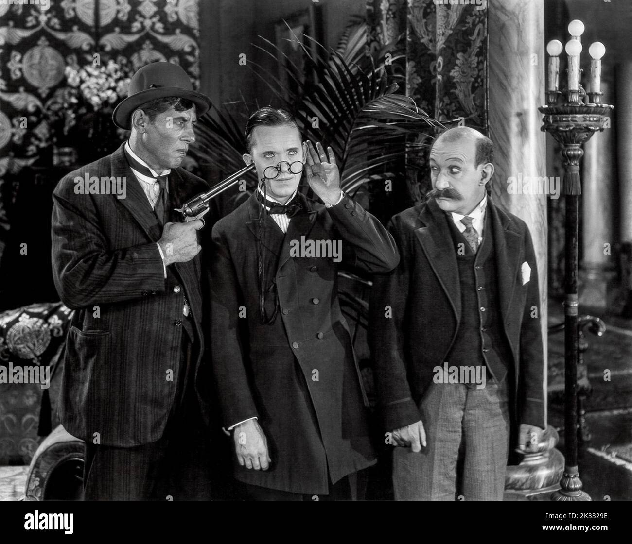 Stan Laurel y Oliver Hardy en la escena cinematográfica 'Sugar Daddies' 1927 Foto de stock