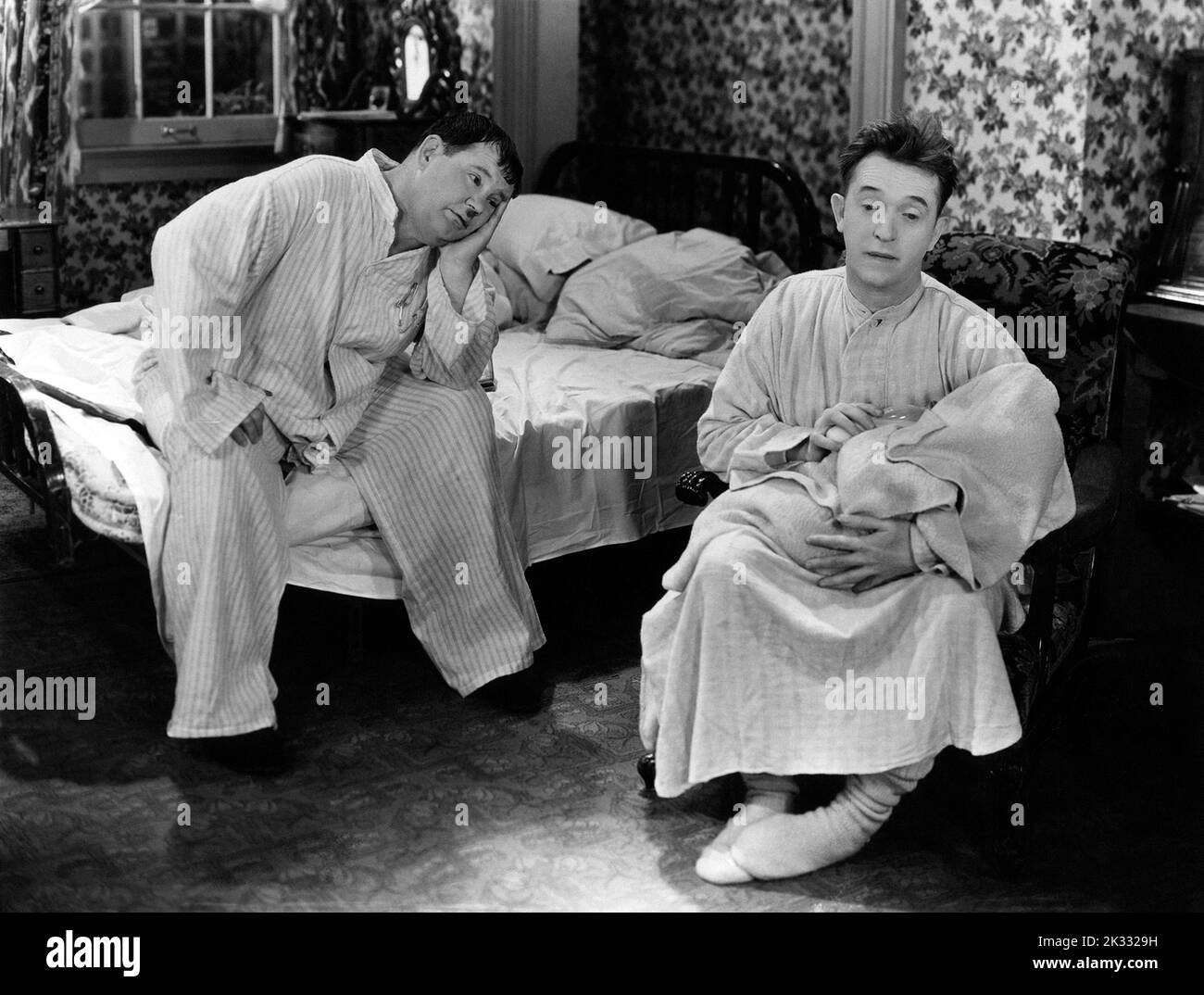 Stan Laurel y Oliver Hardy en la escena cinematográfica 'su primer error' 1932 Foto de stock