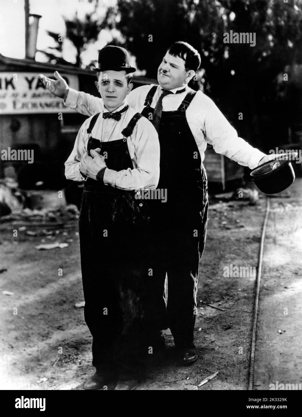 Stan Laurel y Oliver Hardy en la escena cinematográfica 'Remolcado en un agujero' 1932 Foto de stock