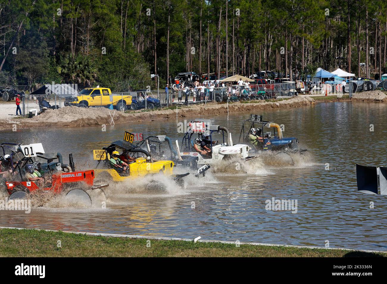 buggies swamp comenzando carrera, salpicaduras de agua, deporte de vehículos, rápido, los concursantes llevan cascos, Jeeps, espectadores, Florida Sports Park, Naples, FL Foto de stock
