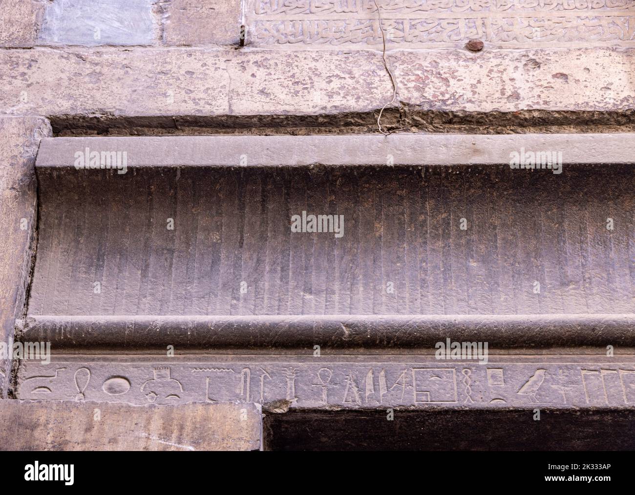 Entrada con detalle de jeroglíficos en dintel faraónico reutilizado, Khanqah de Shaykhu, 1355, El Cairo Foto de stock