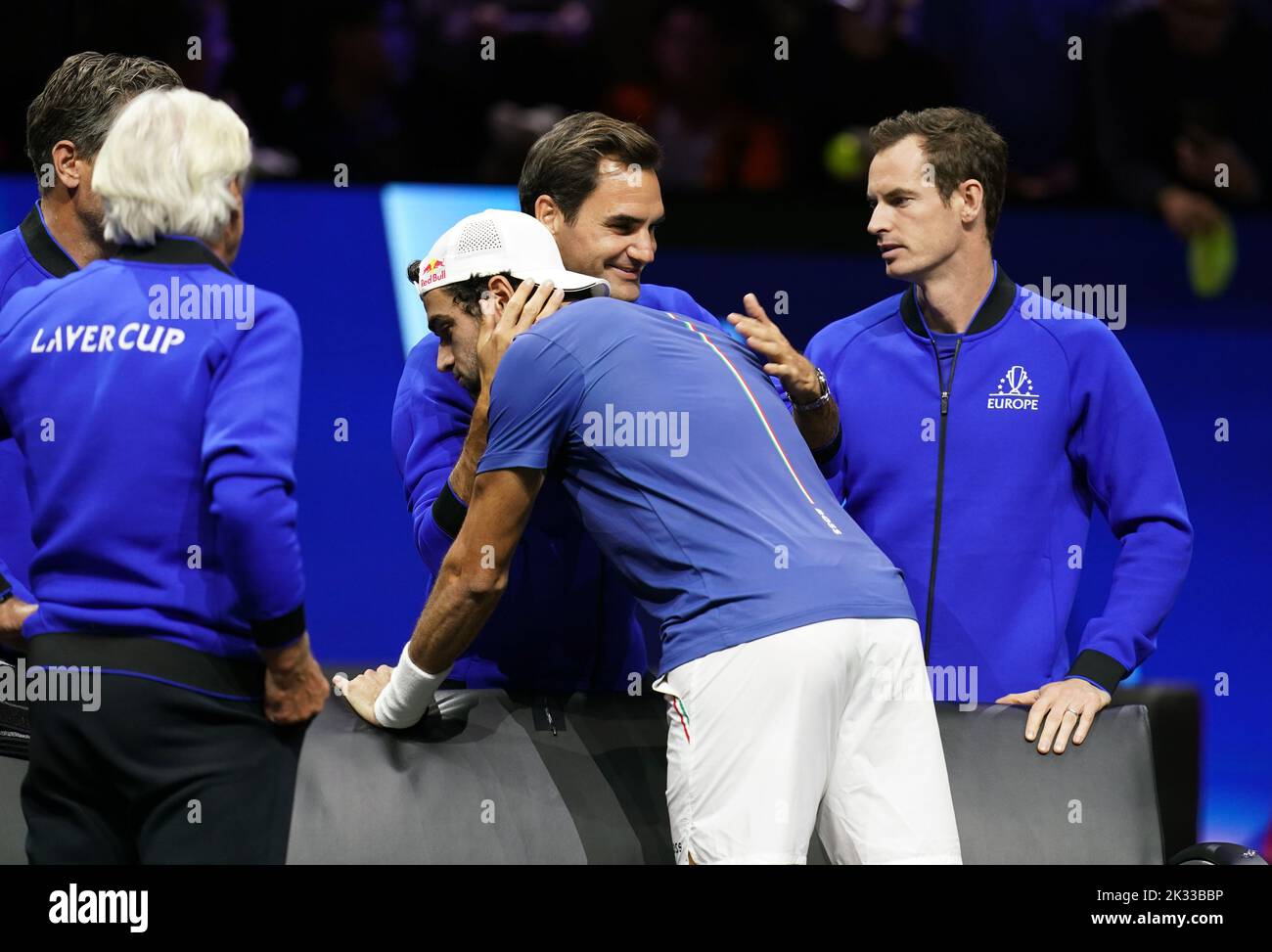 Matteo Berrettini, del Team Europe, celebra a Roger Federer y Andy Murray tras la victoria sobre Felix Auger Aliassime, del Team World, en el segundo día de la Copa Laver en el O2 Arena de Londres. Fecha de la foto: Sábado 24 de septiembre de 2022. Foto de stock