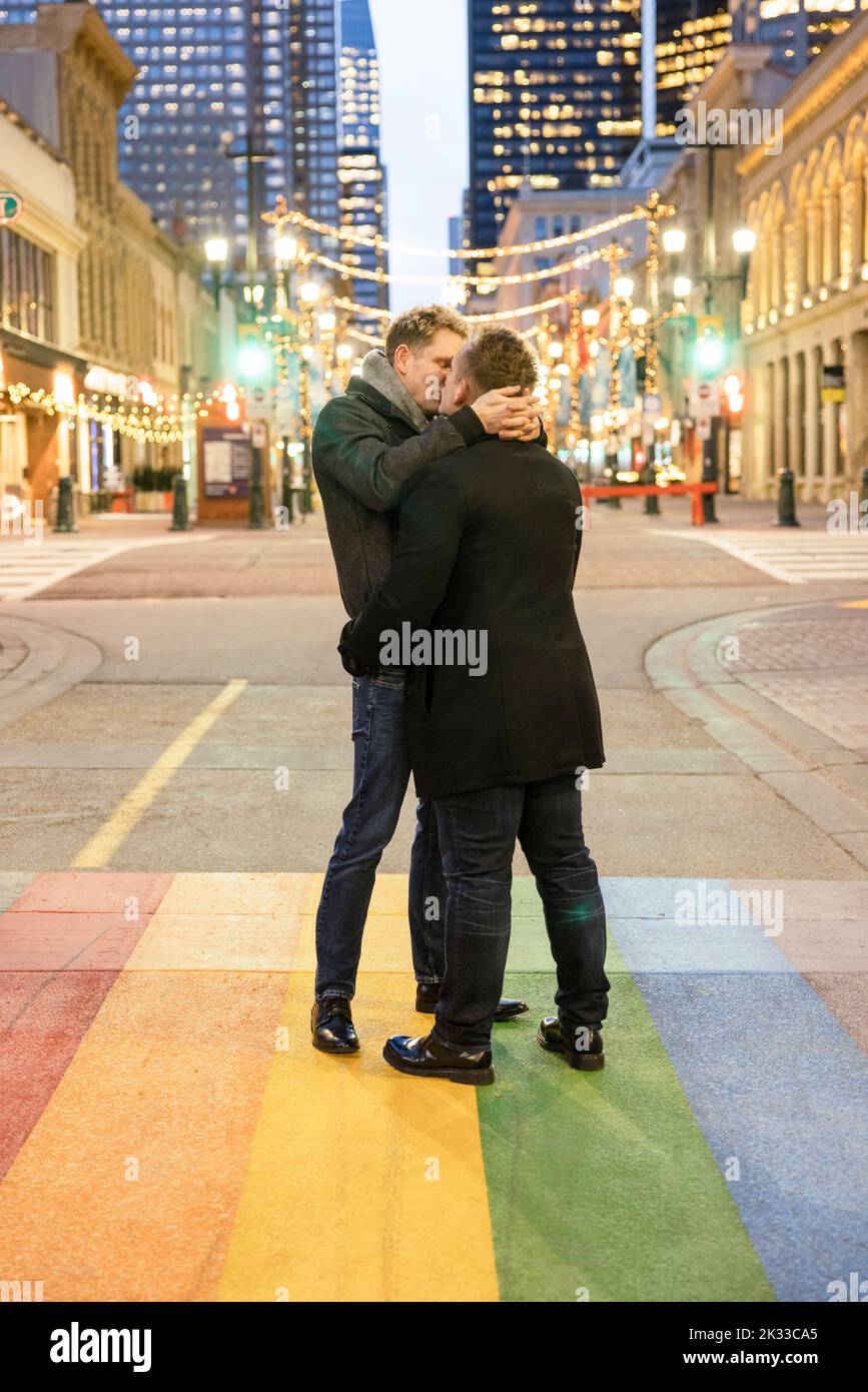 Mature gay couple kissing fotografías e imágenes de alta resolución - Alamy