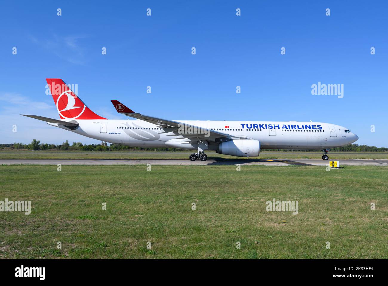 Avión Airbus A330 de Turkish Airlines. Avión A330-300 de Turkish Airlines en un aeropuerto. Foto de stock