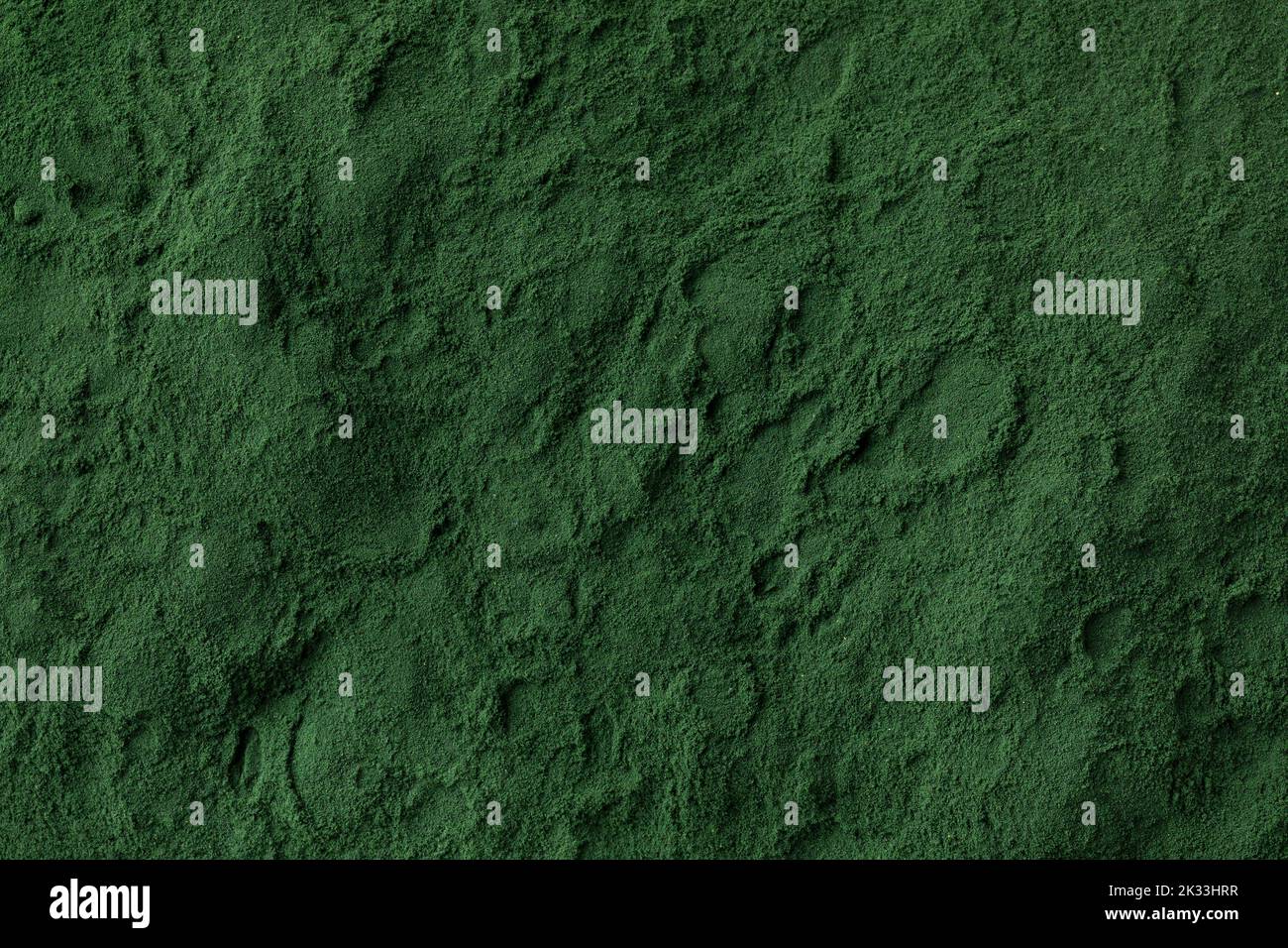Pila de polvo de espirulina verde primer plano cuadro completo como fondo Foto de stock