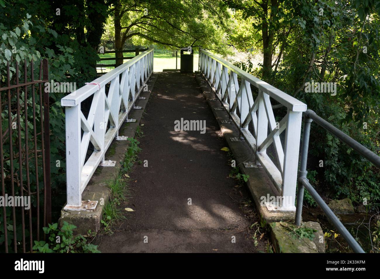 El puente peatonal blanco sobre el río Dene, Wellesbourne, Warwickshire, Inglaterra, Reino Unido Foto de stock