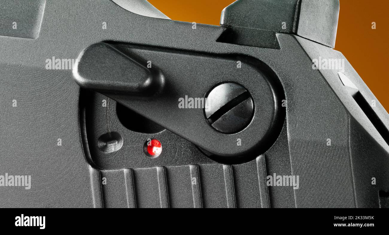 Pistola semiautomática con su pistola desacoplada sobre fondo marrón Foto de stock