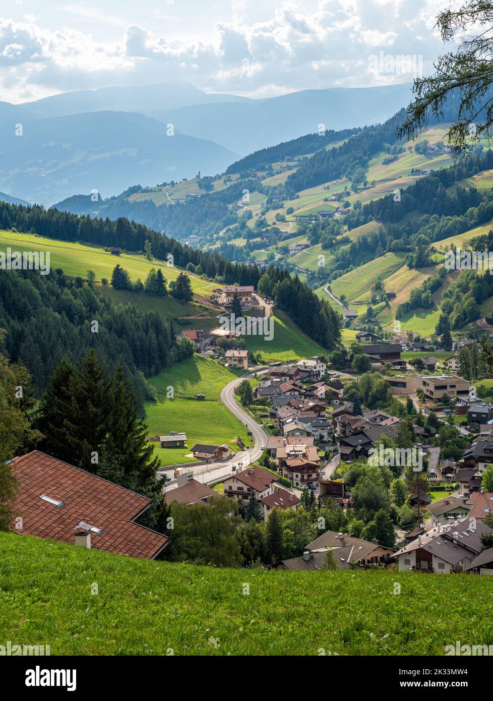 Hermosa vista en Val di Funes, Bolzano, Trentino Alto Adige, Italia. Foto de stock