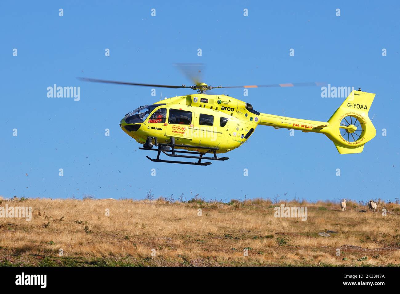 La ambulancia aérea de Yorkshire aterriza en los páramos de Yorkshire del Norte, después de que un hombre cayera de la plataforma de la estación en Goathland Station Foto de stock