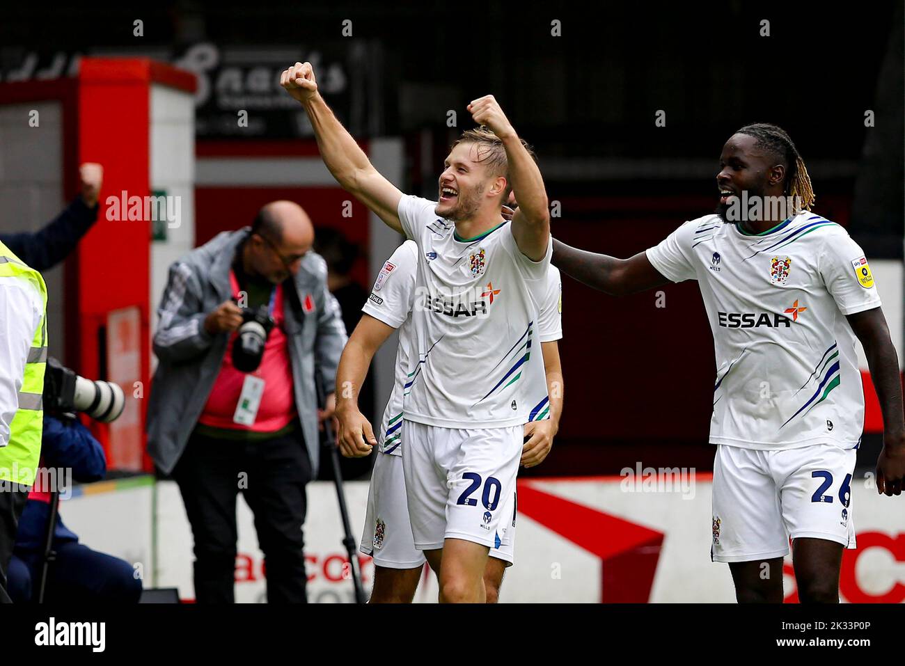 Walsall, Reino Unido. 24th de Sep de 2022. Elliott Nevitt de Tranmere Rovers (c) celebra con sus compañeros de equipo después de marcar su gol 1st. EFL Skybet Football League Two Match, Walsall v Tranmere Rovers en el estadio Poundland Bescot de Walsall, West Midlands, el sábado 24th de septiembre de 2022. Esta imagen sólo puede utilizarse con fines editoriales. Sólo para uso editorial, se requiere licencia para uso comercial. No se usa en apuestas, juegos o un solo club/liga/jugador publications.pic Por Chris Stading/Andrew Orchard sports photography/Alamy Live News Crédito: Andrew Orchard sports photography/Alamy Live News Foto de stock