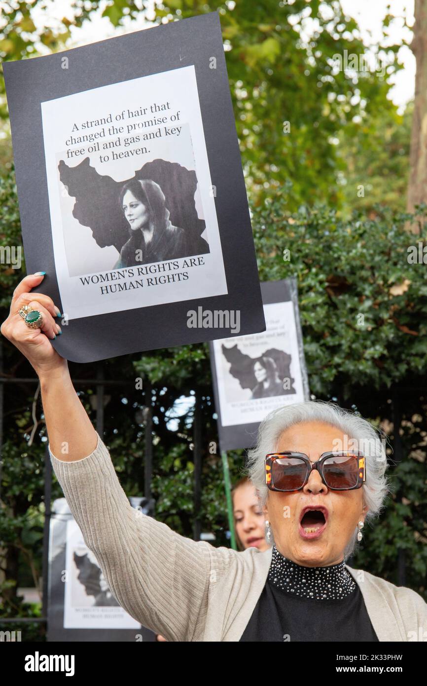 Londres, Inglaterra, Reino Unido 24/09/2022 Continúan las protestas frente a la Embajada iraní tras la muerte de Mahsa Amini en Irán hace poco más de una semana. Las mujeres desempeñaron un papel importante en la manifestación que reclamaba la democracia y la libertad. Foto de stock