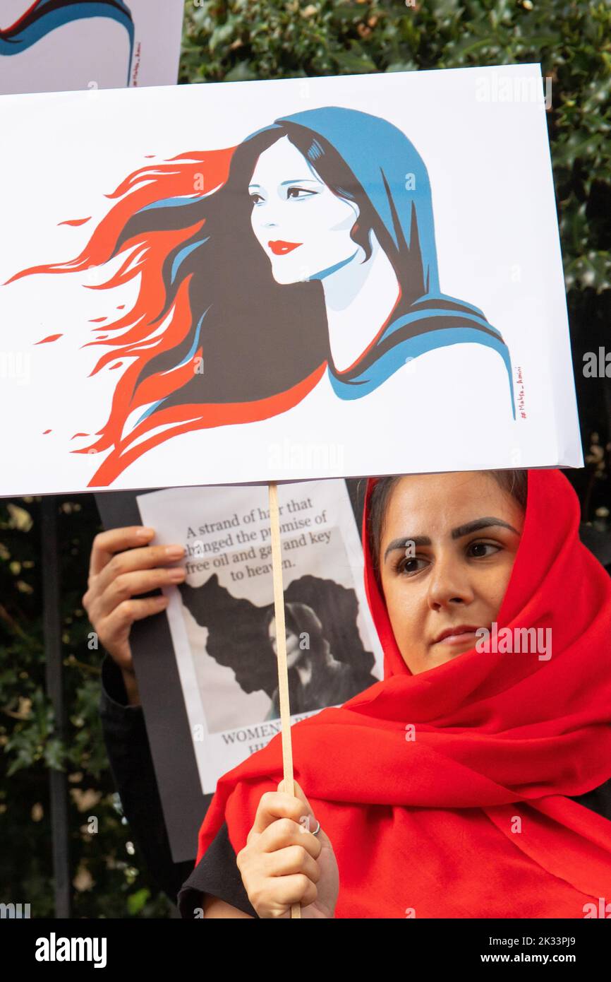 Londres, Inglaterra, Reino Unido 24/09/2022 Continúan las protestas frente a la Embajada iraní tras la muerte de Mahsa Amini en Irán hace poco más de una semana. Las mujeres desempeñaron un papel importante en la manifestación que reclamaba la democracia y la libertad. Foto de stock