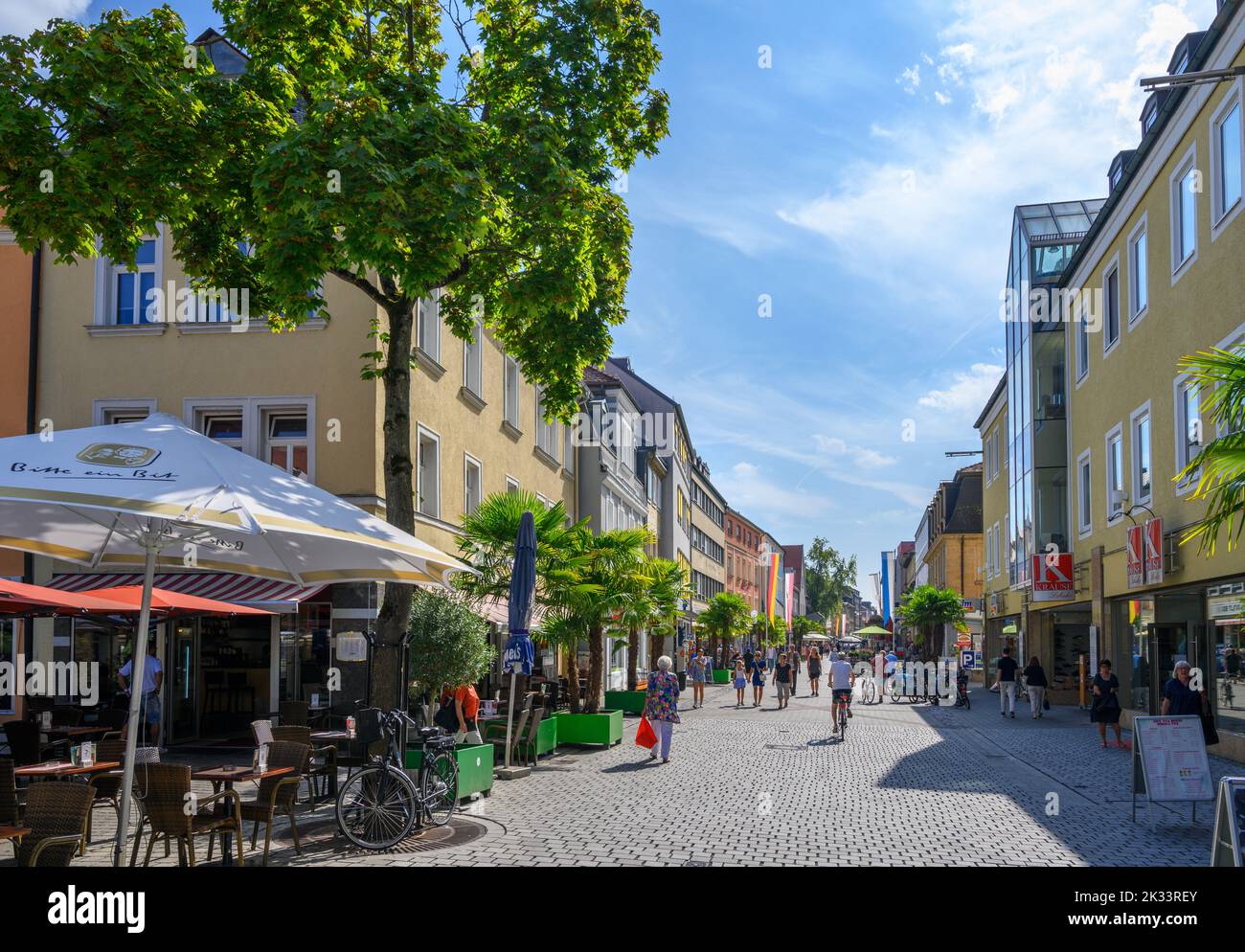 Tiendas y cafés en Richard-Wagner-Straße, Bayreuth, Baviera, Alemania Foto de stock