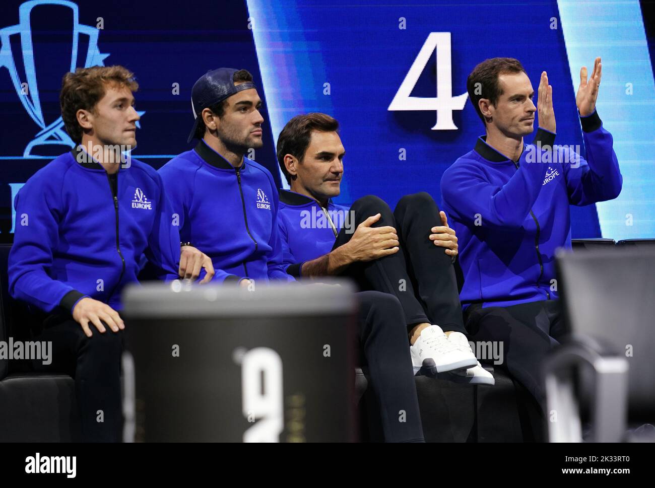 Casper Rudd, Matteo Berrettini, Roger Federer y Andy Murray, del equipo de Europa, observando a Cameron Norrie vs. Taylor Fritz en el segundo día de la Copa Laver en el O2 Arena, Londres. Fecha de la foto: Sábado 24 de septiembre de 2022. Foto de stock