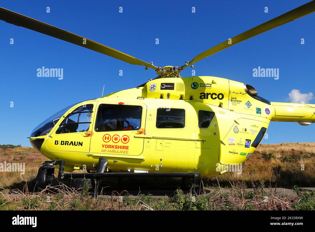 La ambulancia aérea de Yorkshire aterriza en los páramos de Yorkshire del Norte, después de que un hombre cayera de la plataforma de la estación en Goathland Station Foto de stock
