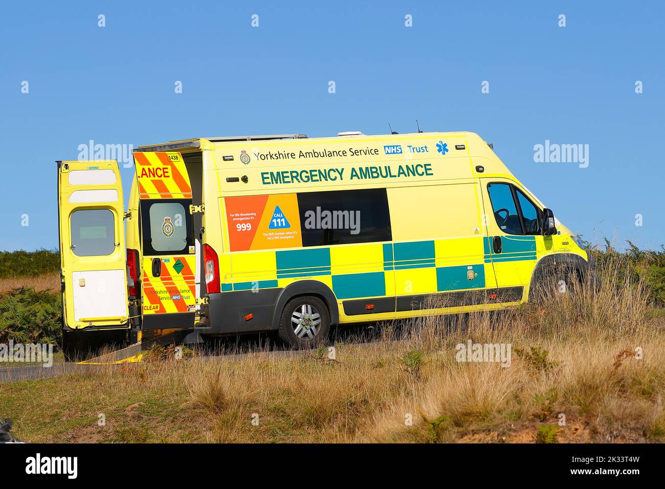 Una ambulancia de emergencia espera en la carretera de Goathland para que llegue la ambulancia de Yorkshire para trasladar a un paciente Foto de stock