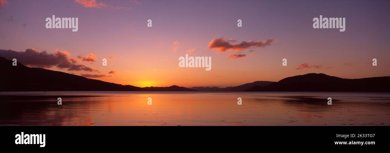 Reino Unido. Escocia. Argyll y Bute. Loch Fyne. Puesta de sol. Foto de stock