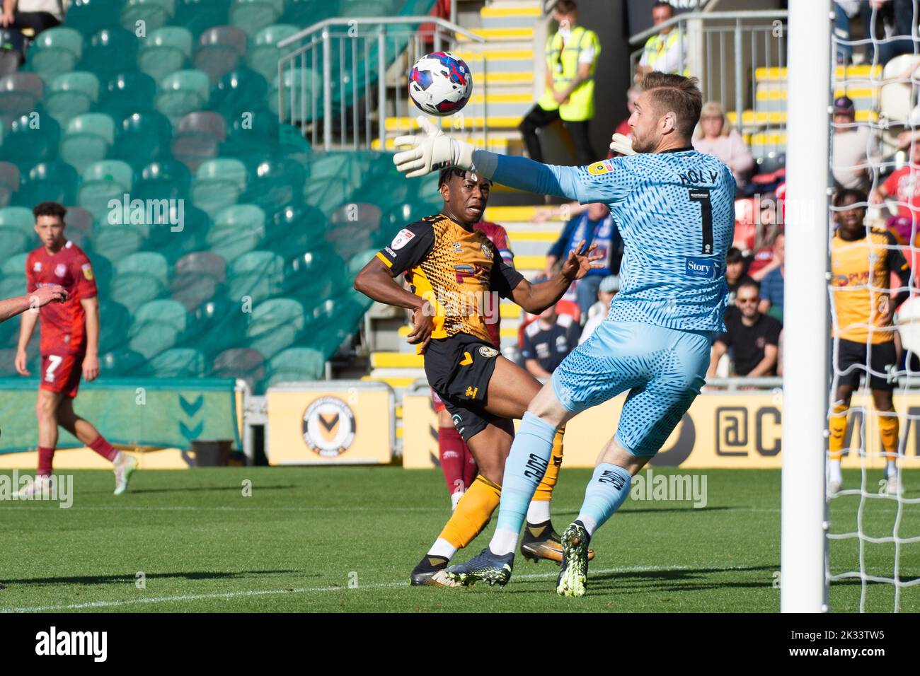 Newport, Reino Unido. 24th de Sep de 2022. Nathan Moriah-Welsh de Newport County (C) marca su equipo 1st gol. Partido de la liga de fútbol de EFL, condado de Newport contra Carlisle Utd en Rodney Parade en Newport, Gales, el sábado 24th de septiembre de 2022. Esta imagen sólo puede utilizarse con fines editoriales. Sólo para uso editorial, se requiere licencia para uso comercial. imagen por crédito: Andrew Orchard sports photography/Alamy Live News Foto de stock