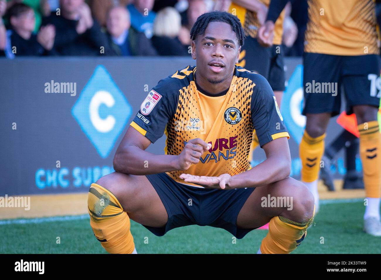 Newport, Reino Unido. 24th de Sep de 2022. Nathan Moriah-Welsh del condado de Newport celebra después de que él marque su gol 1st del equipo. Partido de la liga de fútbol de EFL, condado de Newport contra Carlisle Utd en Rodney Parade en Newport, Gales, el sábado 24th de septiembre de 2022. Esta imagen sólo puede utilizarse con fines editoriales. Sólo para uso editorial, se requiere licencia para uso comercial. imagen por crédito: Andrew Orchard sports photography/Alamy Live News Foto de stock