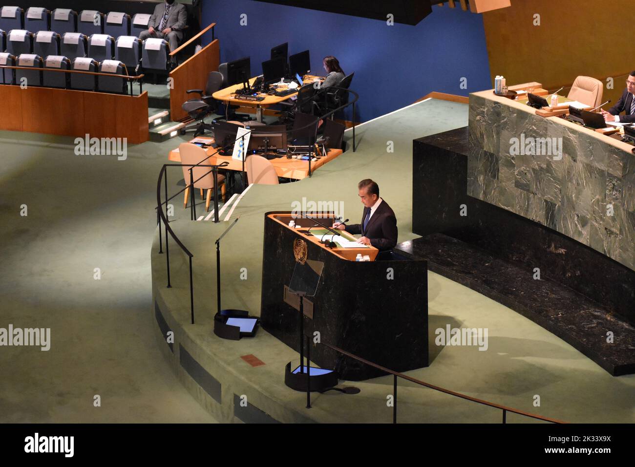 Ciudad de Nueva York, Estados Unidos. 24th de septiembre de 2022.El Consejero de Estado chino y Ministro de Asuntos Exteriores Wang Yi habla en la Asamblea General de la ONU de 77th en Nueva York. Crédito: Ryan Rahman/Alamy Live News. Foto de stock