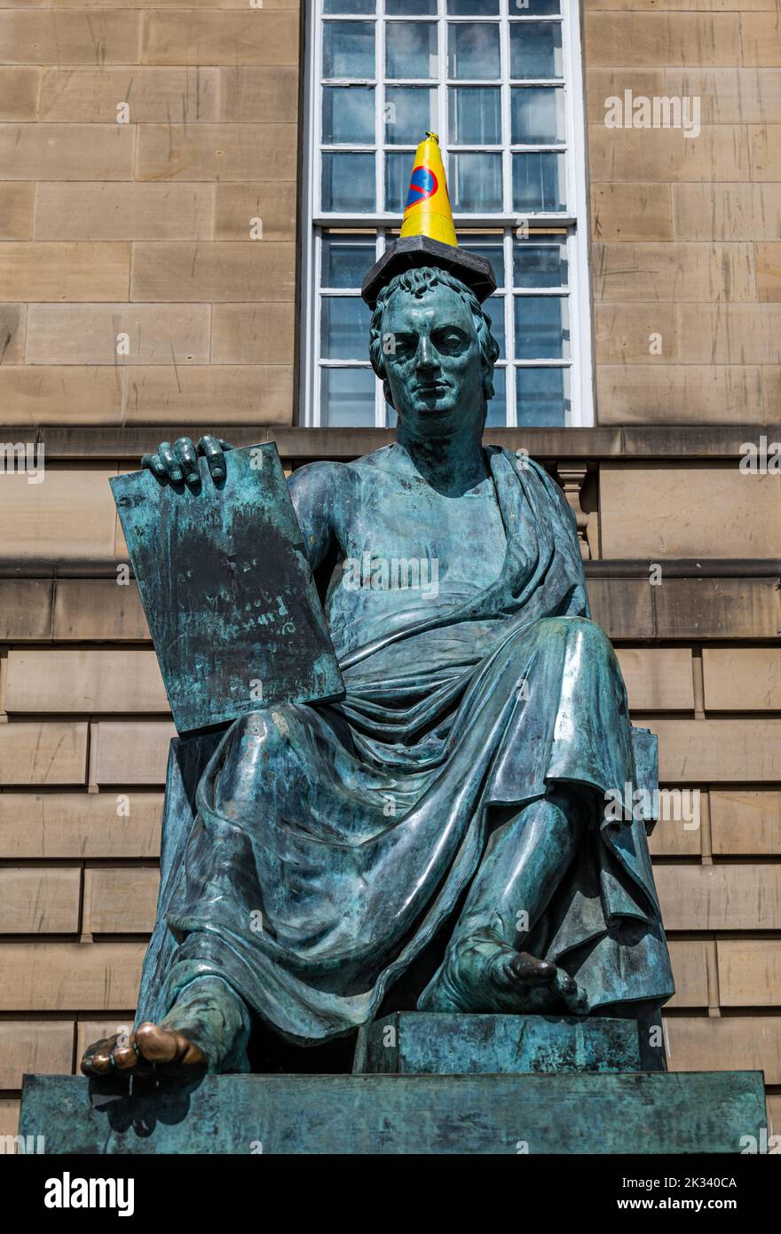 Estatua de bronce de David Hume con pie frotado y cono de tráfico en la cabeza, Royal Mile, Edimburgo, Escocia, Reino Unido Foto de stock