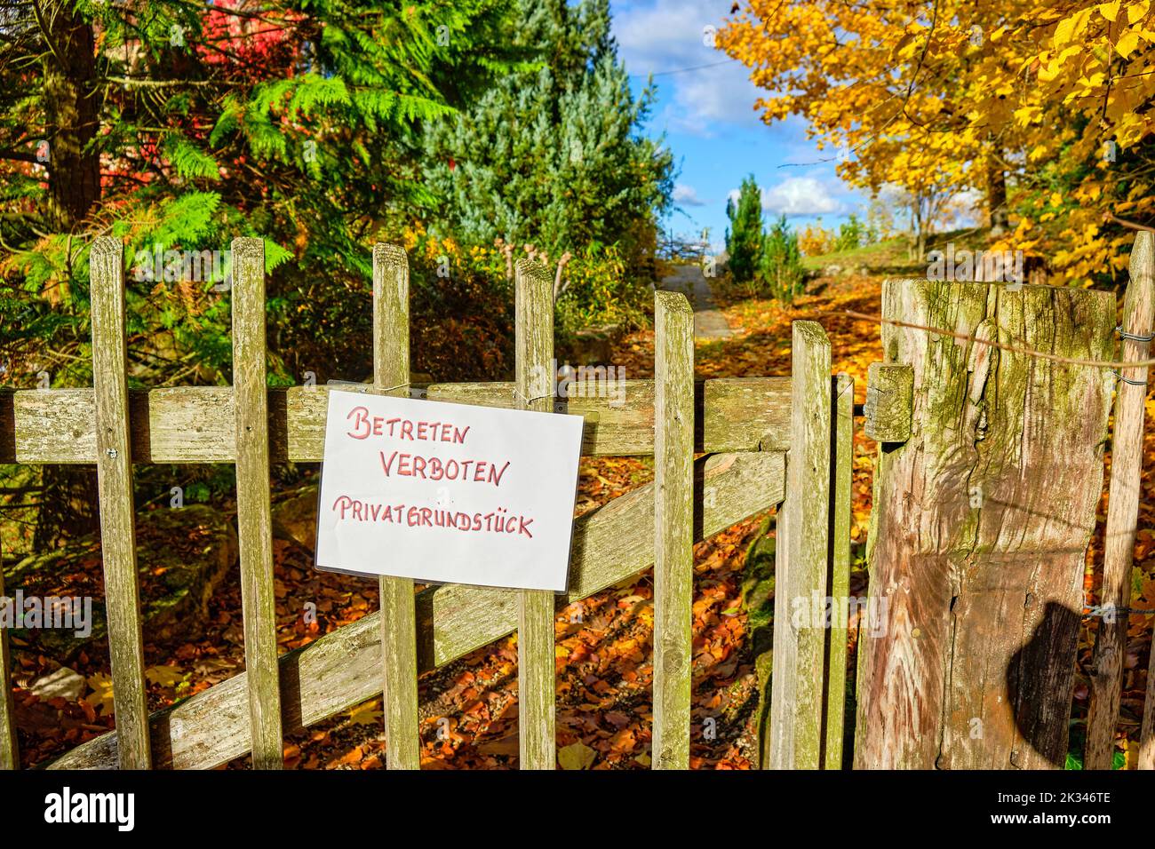 Betreten verboten Privatgrundstück, Schild an einem Gartentor aus Holzlatten. Betreten verboten Privatgrundstück (Sin propiedad privada), si Foto de stock