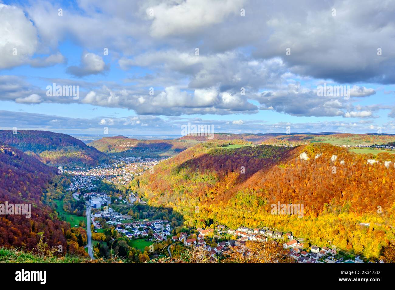Vista desde la escarpa sobre el paisaje otoñal del Jura Suabia cerca de Honau, Lichtenstein, Baden-Wurttemberg, Alemania, Europa. Blick vom Albtr Foto de stock