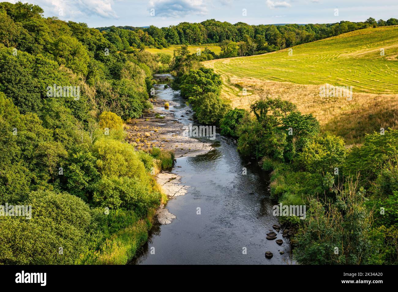 Vista desde el acueducto del canal sobre el valle del río Almond, West Lothian, Escocia, Reino Unido Foto de stock