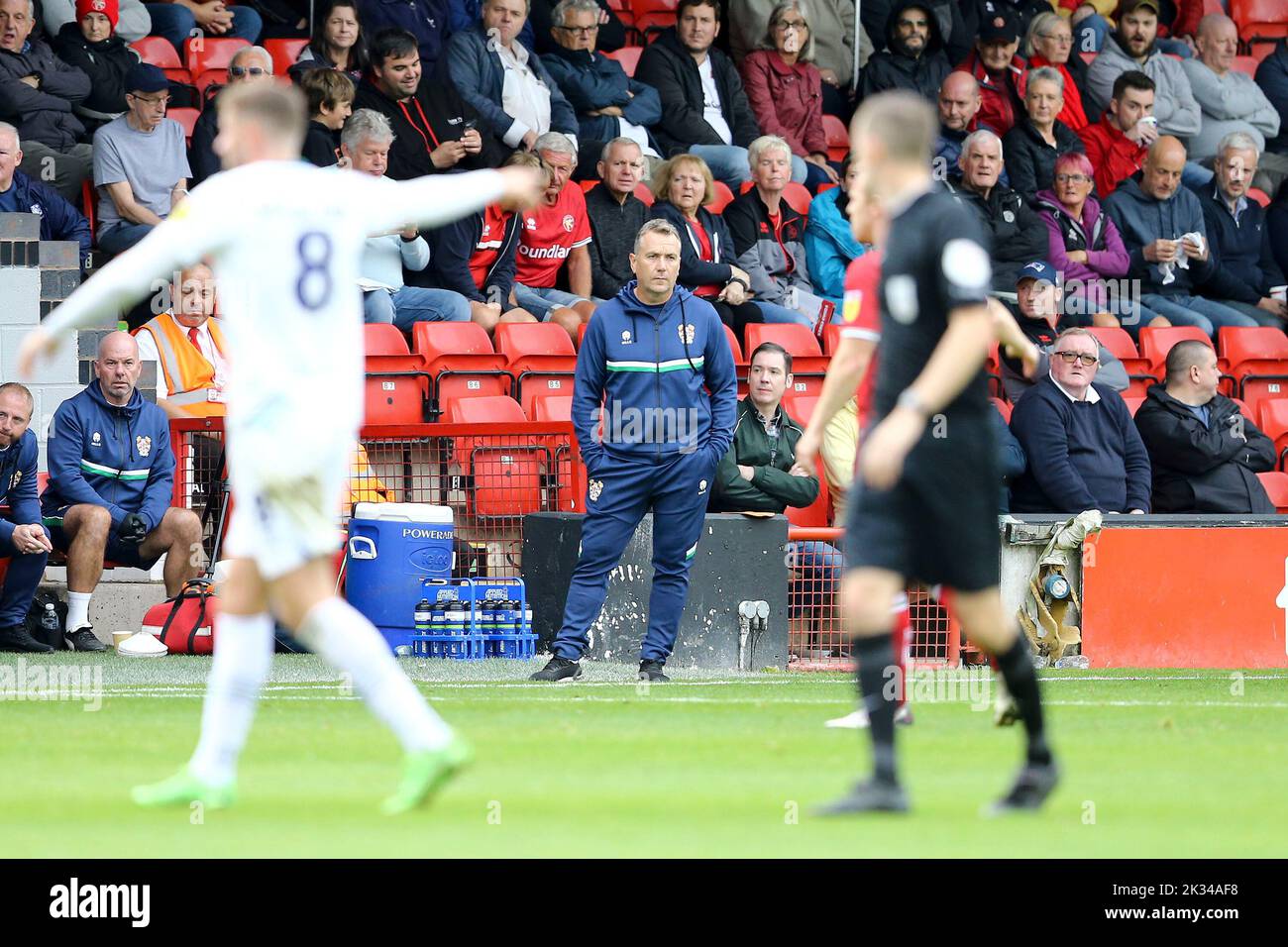 Walsall, Reino Unido. 24th de Sep de 2022. 'Micky Mellon, el gerente de Tranmere Rovers (c) mira. EFL Skybet Football League Two Match, Walsall v Tranmere Rovers en el estadio Poundland Bescot de Walsall, West Midlands, el sábado 24th de septiembre de 2022. Esta imagen sólo puede utilizarse con fines editoriales. Sólo para uso editorial, se requiere licencia para uso comercial. No se usa en apuestas, juegos o un solo club/liga/jugador publications.pic Por Chris Stading/Andrew Orchard sports photography/Alamy Live News Crédito: Andrew Orchard sports photography/Alamy Live News Foto de stock