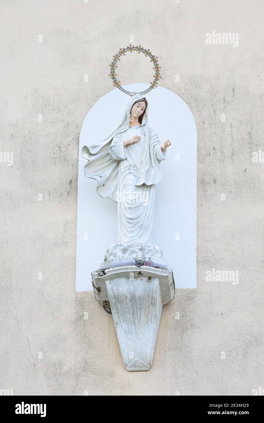 Pralormo, Italia, mayo de 2022 Estatua de la Virgen María Foto de stock
