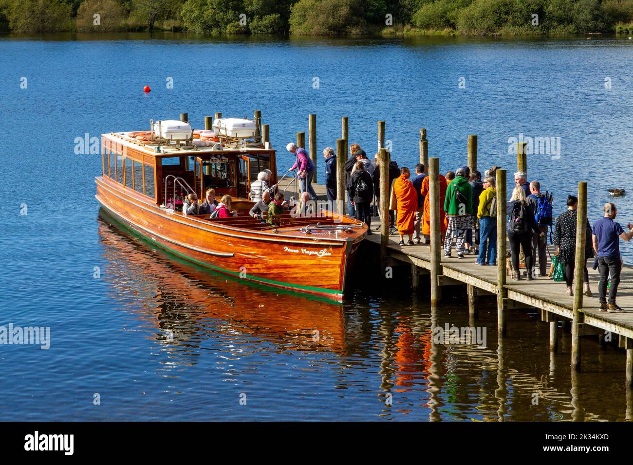 Lagos ingleses, paisajes del Lake District, barcos turísticos, muelles y amarraderos en Cumbria, Reino Unido Foto de stock