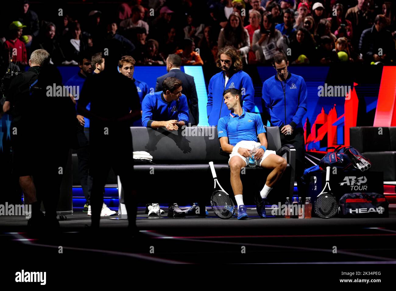 Novak Djokovic habla con Roger Federer durante un cambio de final durante su partido contra Frances Tiafoe en el segundo día de la Copa Laver en el O2 Arena, Londres. Fecha de la foto: Sábado 24 de septiembre de 2022. Foto de stock