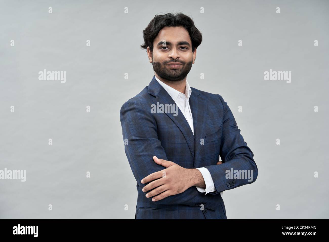 Orgulloso y exitoso hombre de negocios árabe indio con traje y retrato Foto de stock