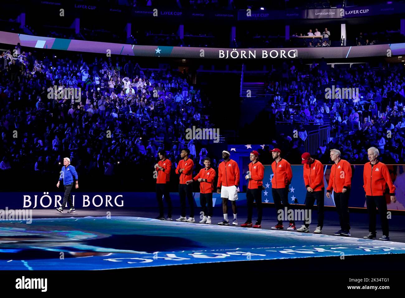 El capitán del equipo europeo Bjorn Borg es presentado a la multitud antes del comienzo del juego de la noche en el segundo día de la Copa Laver en el O2 Arena, Londres. Fecha de la foto: Sábado 24 de septiembre de 2022. Foto de stock