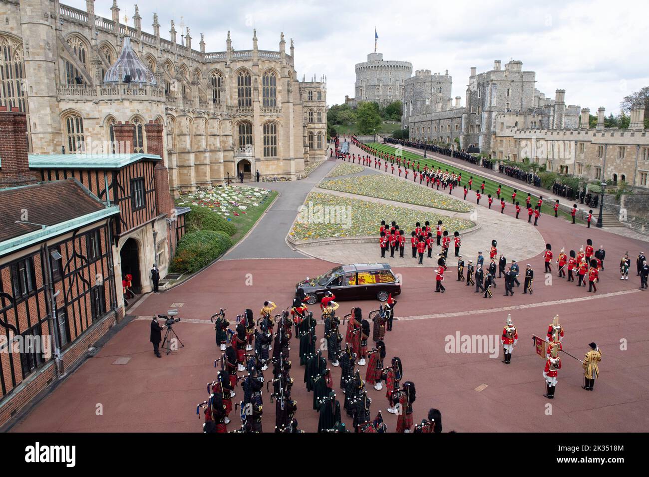 Windsor, Inglaterra. REINO UNIDO. 19 de septiembre de 2022. Vista general como el ataúd de la Reina Isabel II, llevado en la Audiencia Estatal, llega al Castillo de Windsor Fo Foto de stock
