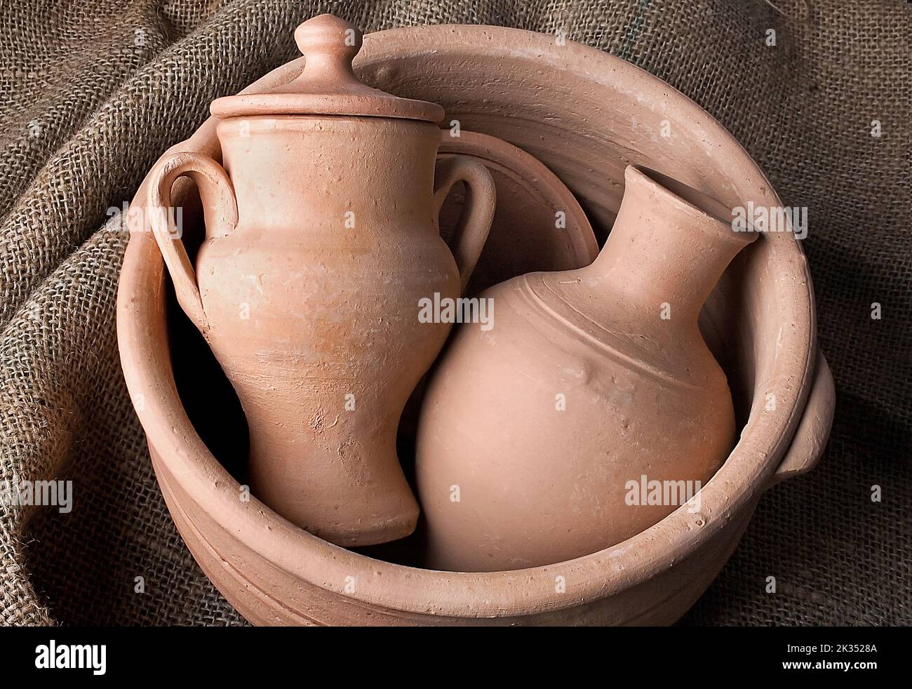 Cerámica artesanal brasileña. Este tipo de cerámica se utiliza como  decoración, en la cocina, y en los rituales religiosos brasileños Umbanda y  Candomble Fotografía de stock - Alamy