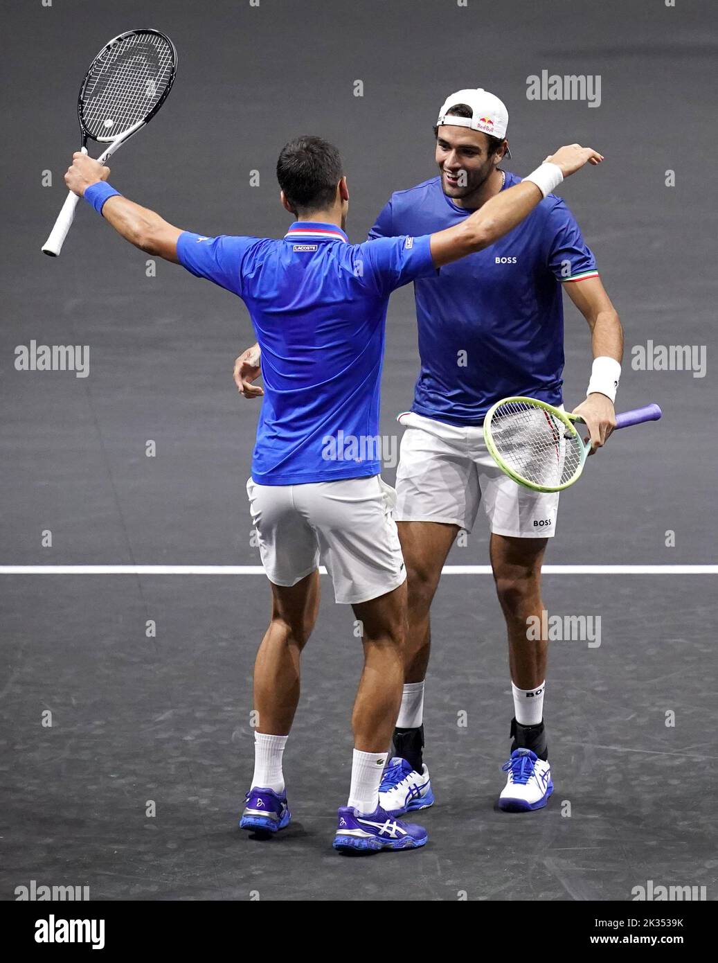 Matteo Berrettini celebra con Novak Djokovic, (izquierda) después de derrotar a Alex De Minaur y Jack Sock en su partido de dobles el segundo día de la Copa Laver en el O2 Arena, Londres. Fecha de la foto: Sábado 24 de septiembre de 2022. Foto de stock
