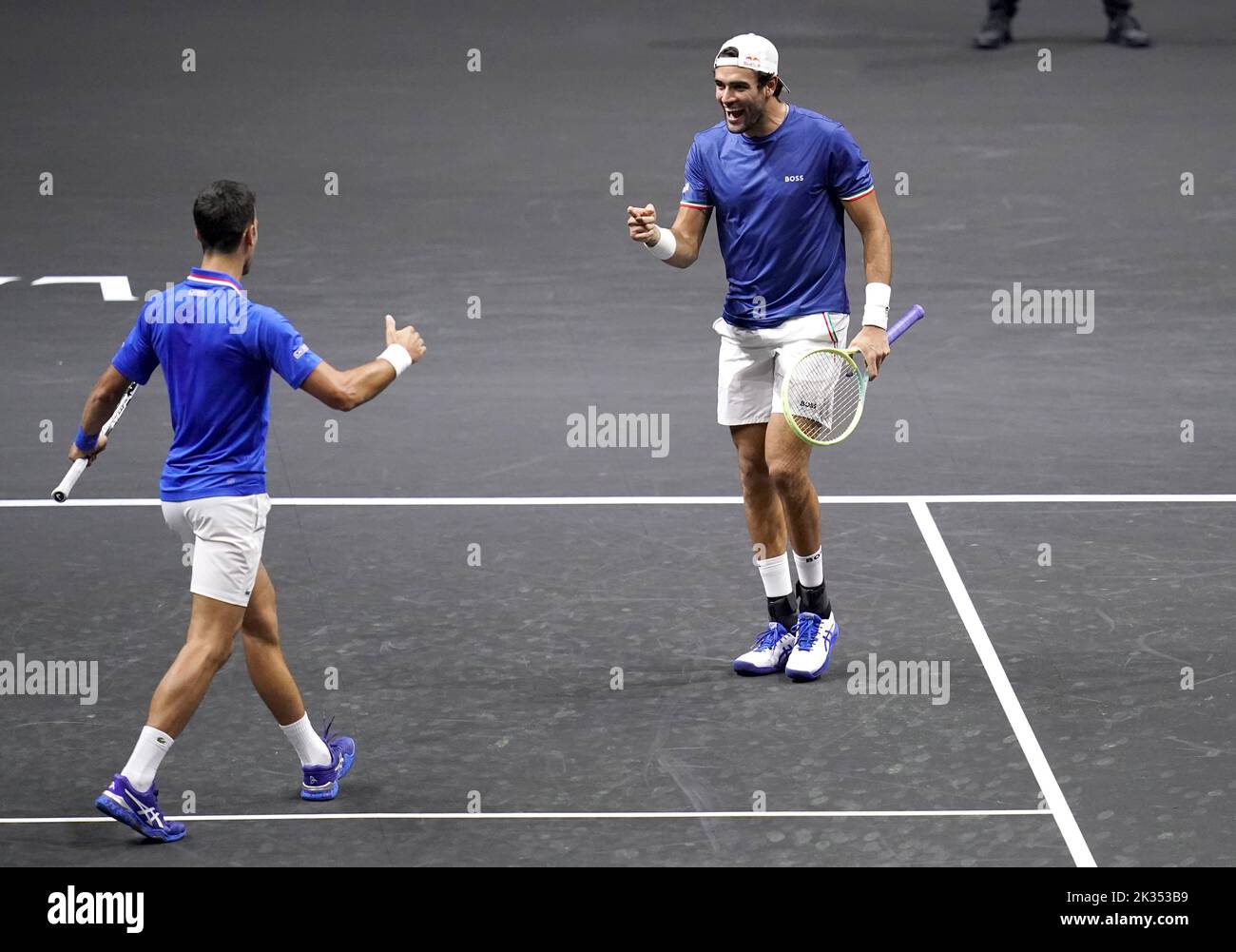 Matteo Berrettini celebra con Novak Djokovic, (izquierda) después de derrotar a Alex De Minaur y Jack Sock en su partido de dobles el segundo día de la Copa Laver en el O2 Arena, Londres. Fecha de la foto: Sábado 24 de septiembre de 2022. Foto de stock