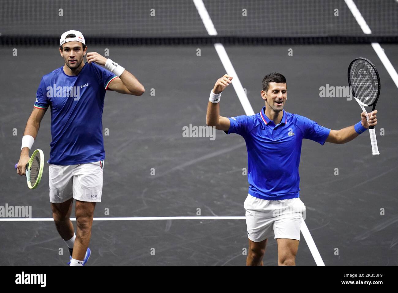 Matteo Berrettini y Novak Djokovic, (derecha) celebran durante su partido de dobles contra Alex De Minaur y Jack Sock el segundo día de la Copa Laver en el O2 Arena, Londres. Fecha de la foto: Sábado 24 de septiembre de 2022. Foto de stock