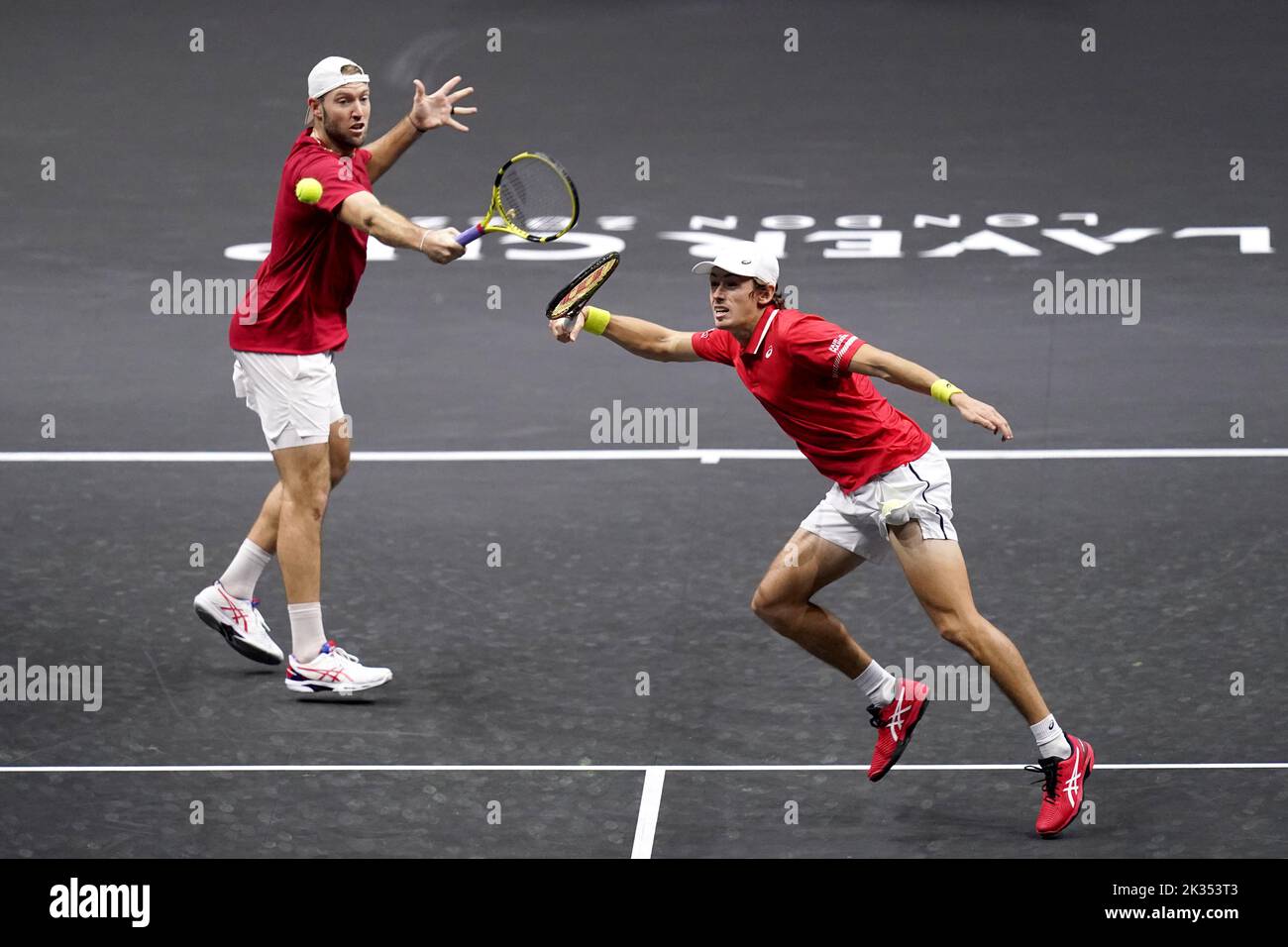 Alex De Minaur , (derecha) y Jack Sock durante su partido de dobles contra Novak Djokovic y Matteo Berrettini en el segundo día de la Copa Laver en el O2 Arena, Londres. Fecha de la foto: Sábado 24 de septiembre de 2022. Foto de stock