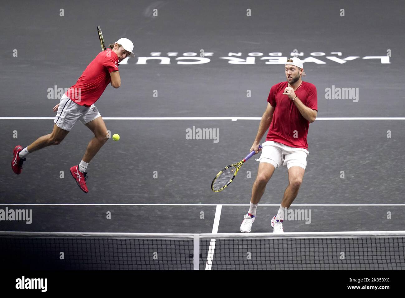Alex De Minaur, (izquierda) y Jack Sock durante su partido de dobles contra Novak Djokovic y Matteo Berrettini en el segundo día de la Copa Laver en el O2 Arena, Londres. Fecha de la foto: Sábado 24 de septiembre de 2022. Foto de stock