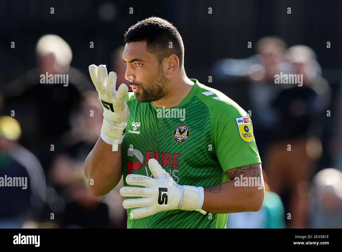 Newport, Reino Unido. 24th de Sep de 2022. Nick Townsend, el portero del condado de Newport mira. Partido de la liga de fútbol de EFL, condado de Newport contra Carlisle Utd en Rodney Parade en Newport, Gales, el sábado 24th de septiembre de 2022. Esta imagen sólo puede utilizarse con fines editoriales. Sólo para uso editorial, se requiere licencia para uso comercial. pic by Andrew Orchard/Andrew Orchard sports photography/Alamy Live news Credit: Andrew Orchard sports photography/Alamy Live News Foto de stock