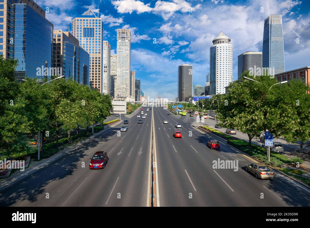 Pekín, China, el paisaje urbano del distrito central de negocios y la autopista por la tarde. Foto de stock