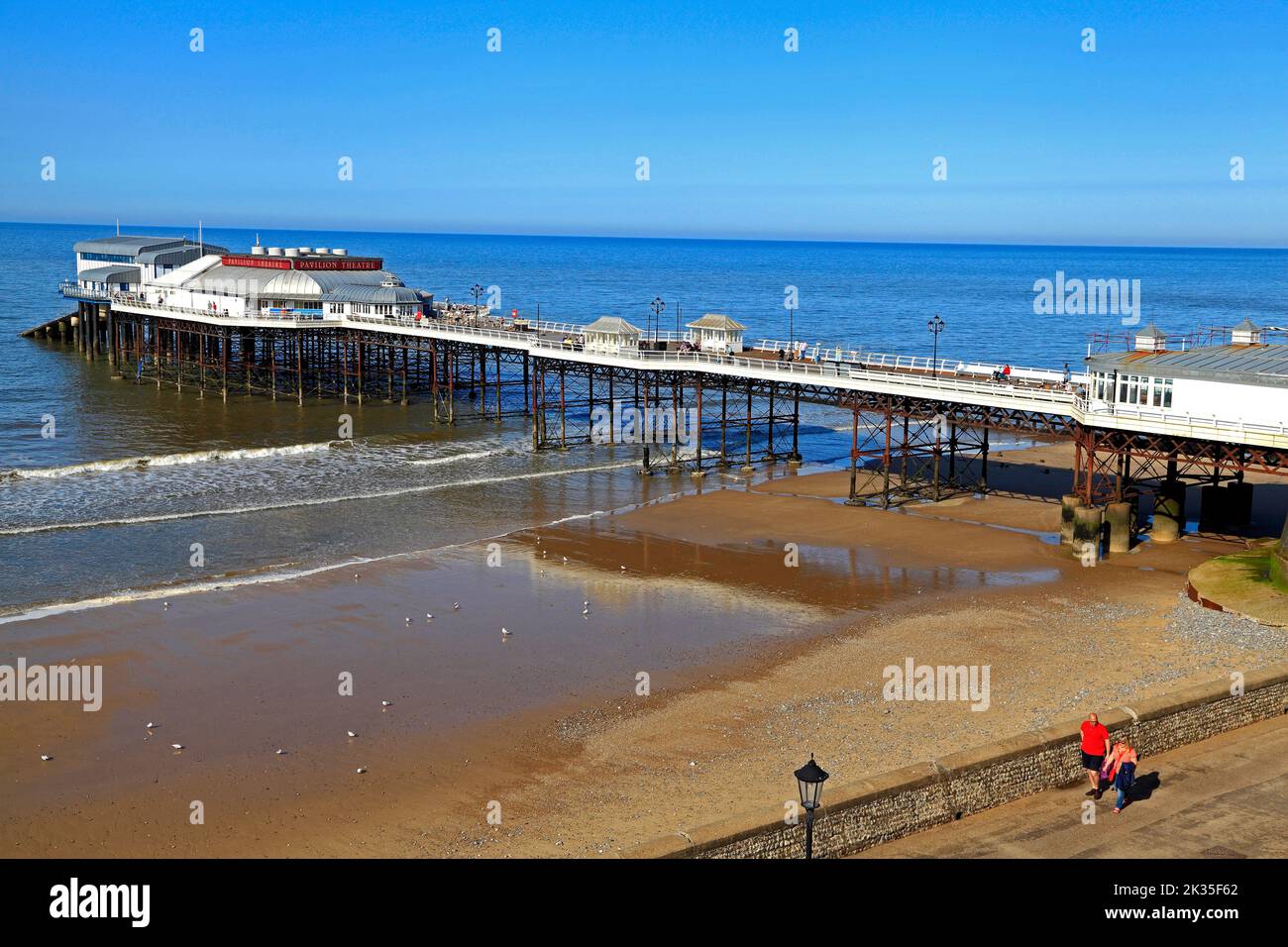 Cromer Pier and Beach, Mar del Norte, Norfolk, Inglaterra, Reino Unido Foto de stock