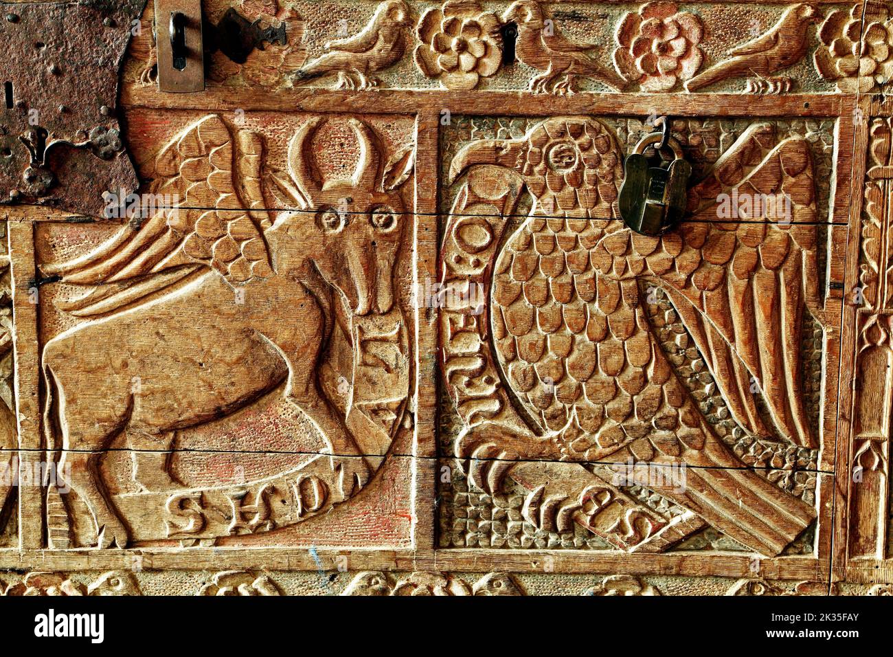 Dersingham, madera tallada, pecho del siglo 14th, medieval, detalle, Símbolos de 2 de los cuatro evangelistas, San Lucas y San Juan, Norfolk, Inglaterra, Reino Unido Foto de stock